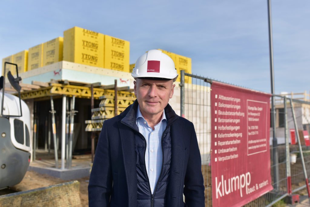 Geschäftsführer Jürgen Klumpp des Bauunternehmens Klumpp Bau GmbH aus Gernsbach. Wir sind tätig in den Landkreisen Baden-Baden, Karlsruhe, und Rastatt. Wir freuen uns auf Ihre Anfrage!